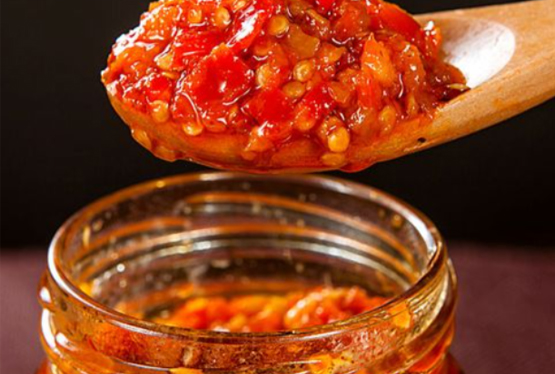 辣椒酱自动灌装机解放双手，让包装更智能